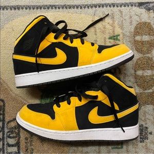 Air jordan Retro 1 mid yellow new love Sz 8.5 w